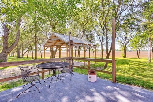 Countryside Escape 14 Mi to Milford & Geary Lakes!