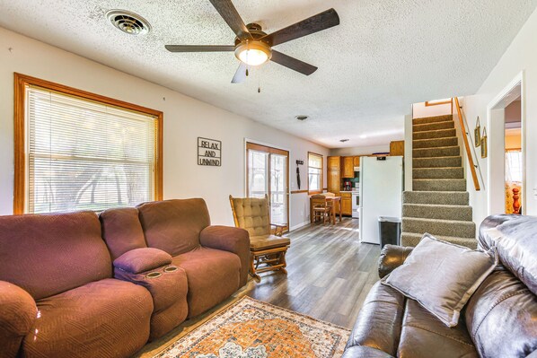 Cottage (3 Bedrooms) | Interior - Countryside Escape 14 Mi to Milford & Geary Lakes! (Chapman)