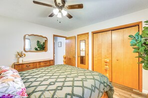Cottage (3 Bedrooms) | Interior - Countryside Escape 14 Mi to Milford & Geary Lakes! (Chapman)