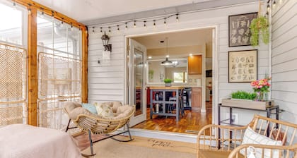 14 Mi to Dtwn Indy: Family Gem w/ Yard