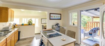 10 Mi to South Beach & Newport: Home w/ Deck!