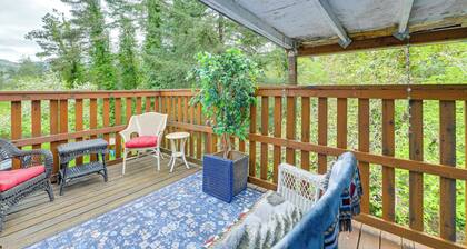 10 Mi to South Beach & Newport: Home w/ Deck!