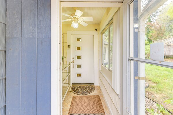 Interior - 10 Mi to South Beach & Newport: Home w/ Deck! (Toledo)