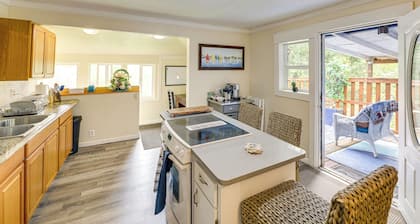 10 Mi to South Beach & Newport: Home w/ Deck!