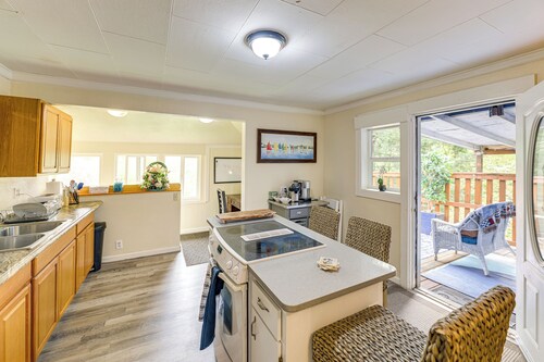 10 Mi to South Beach & Newport: Home w/ Deck!