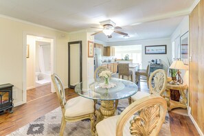 Interior - 10 Mi to South Beach & Newport: Home w/ Deck! (Toledo)