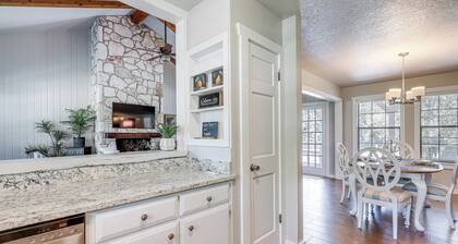 3 Mi to Boerne Lake: Getaway w/ Deck & Yard!
