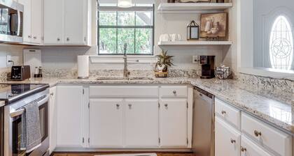 3 Mi to Boerne Lake: Getaway w/ Deck & Yard!