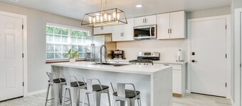 Walk to Dtwn Milwaukie: Family Gem w/ Creek Access