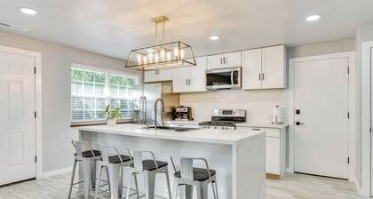 Walk to Dtwn Milwaukie: Family Gem w/ Creek Access