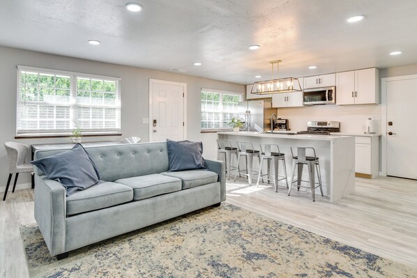 Apartment (3 Bedrooms) | Interior - Walk to Dtwn Milwaukie: Family Gem w/ Creek Access (Milwaukie)