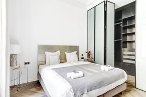 2 habitaciones, escritorio, tabla de planchar con plancha y wifi 