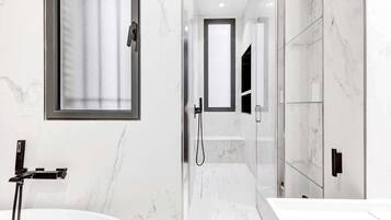 Dusche, Haartrockner, Handtücher, Shampoo
