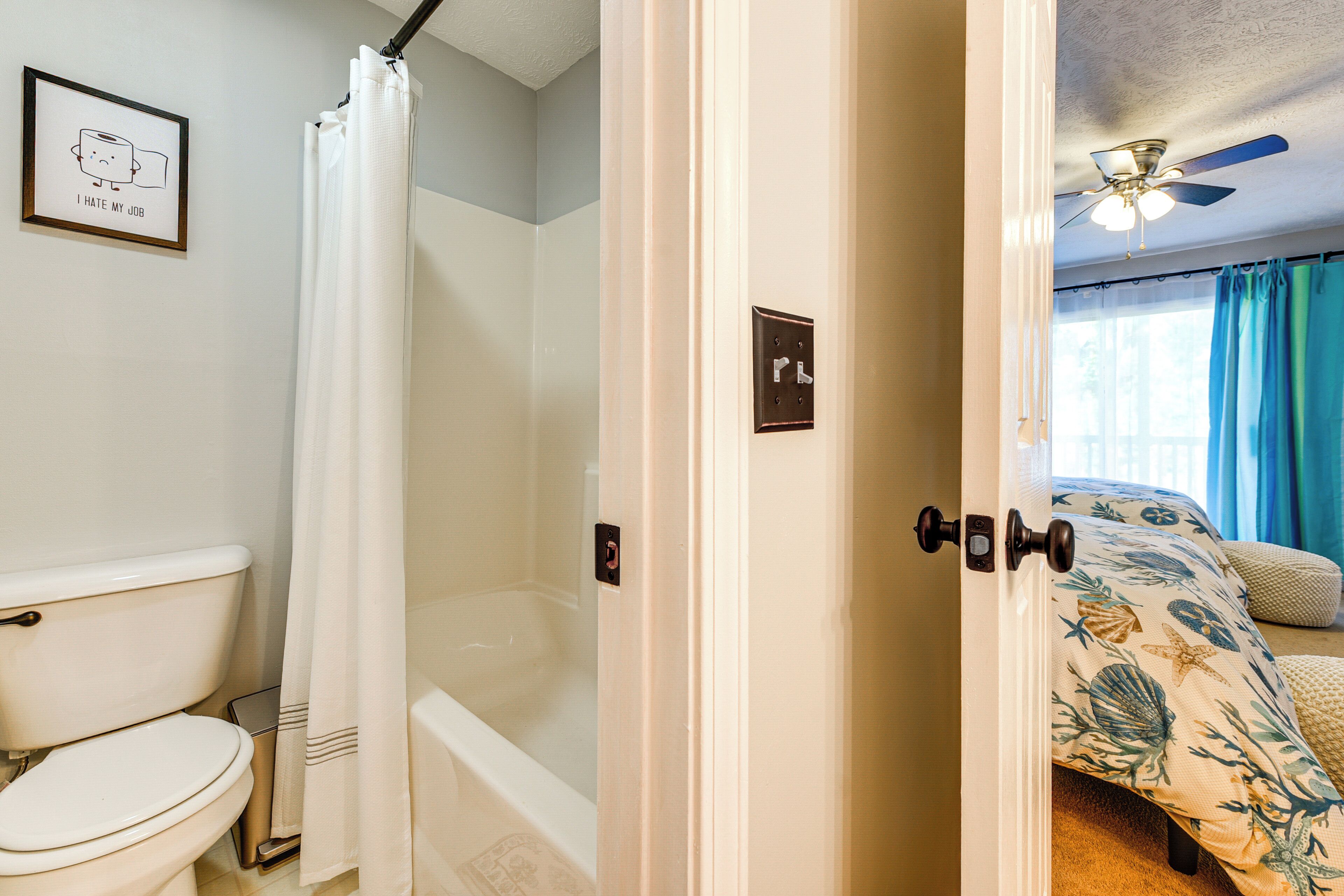 Ein Badezimmer mit Toilette, Dusche und Badewanne.