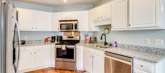 Deck & Yard: Savannah Area Retreat!