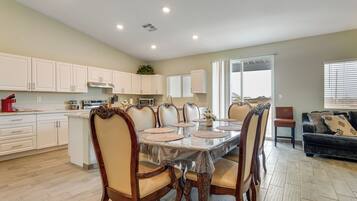 House (4 Bedrooms) | Interior