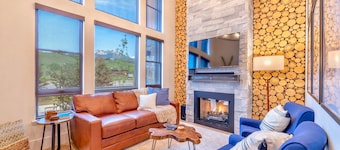 Luxury 2BR Mountain Townhouse w Picturesque Views