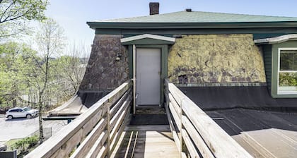 Explore Dtwn, Parks & Colleges: Cozy Worcester Apt