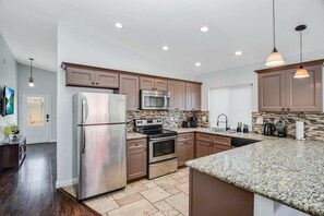 Fridge, microwave, oven, stovetop - 4 bedroom Encanto family home (San Diego)