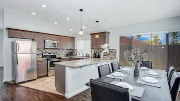 Réfrigérateur, four à micro-ondes, un four, surface de cuisson