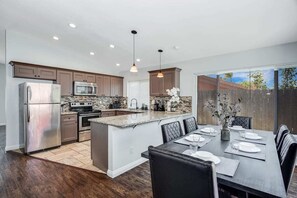 Fridge, microwave, oven, stovetop - 4 bedroom Encanto family home (San Diego)