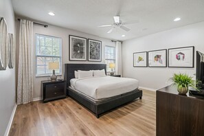 9 Schlafzimmer, Schreibtisch, Bügeleisen/Bügelbrett, Reisekinderbett