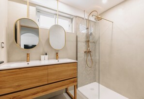 Hårføner og håndklær