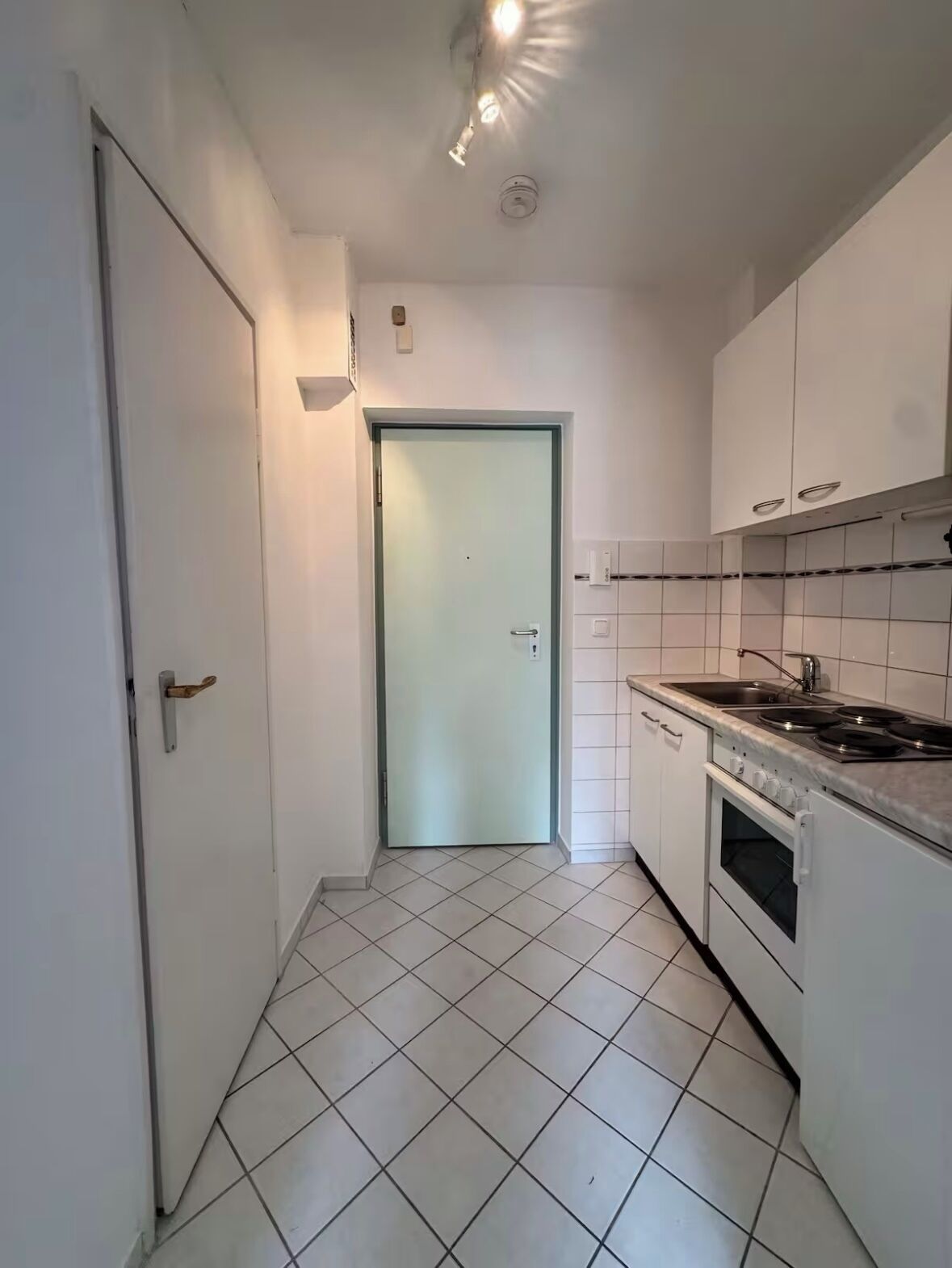 Frigorífico, horno, placa de cocina y cafetera o tetera