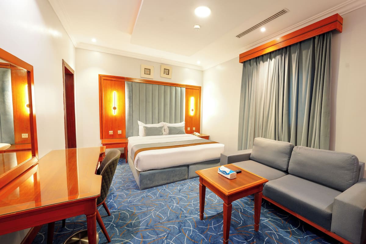 Deluxe Double Room | 1 bedroom, in-room safe, desk, soundproofing