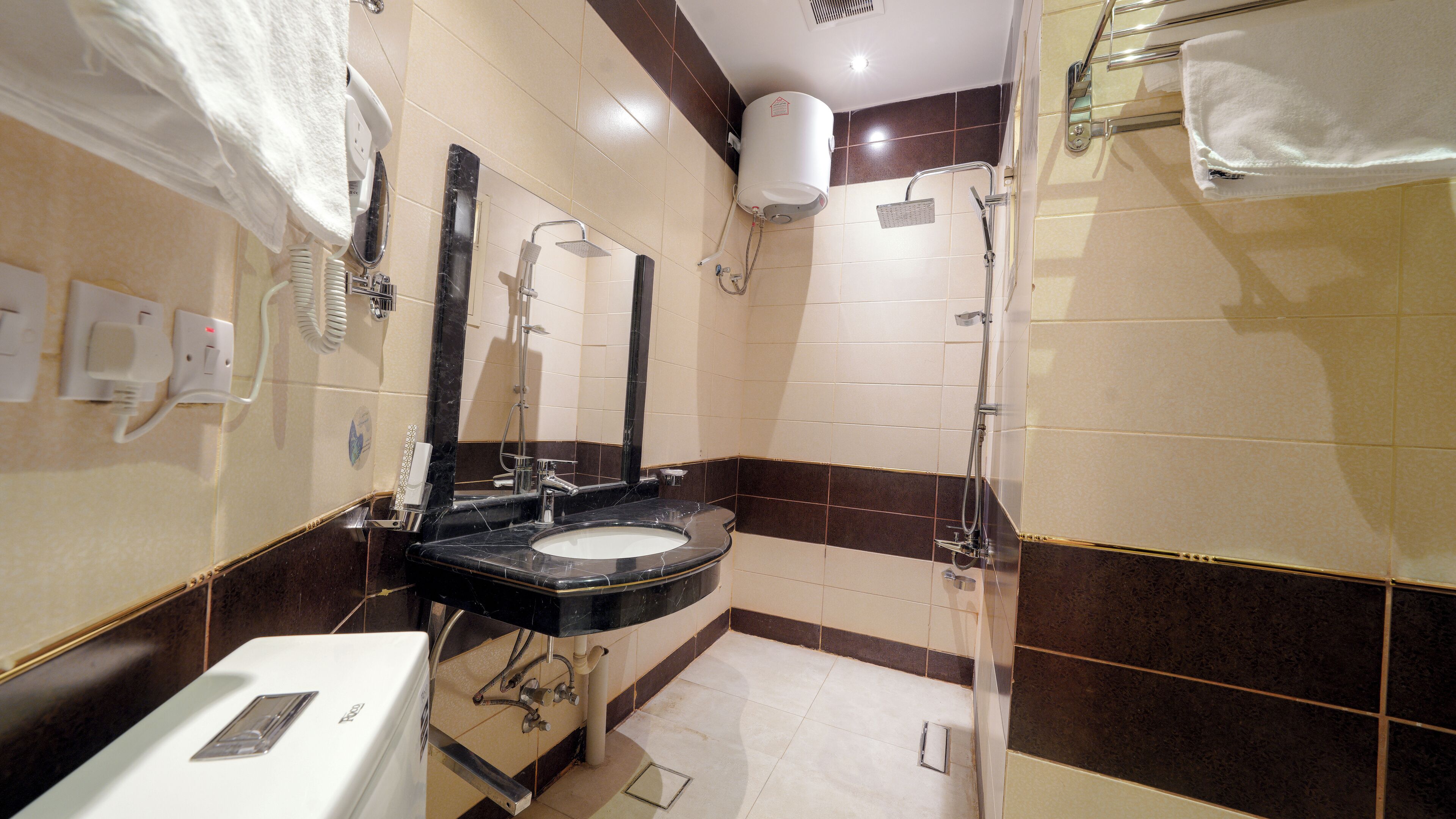 Deluxe One Bed Room King Bed | 浴室 | 淋浴设施、吹风机、浴袍、拖鞋