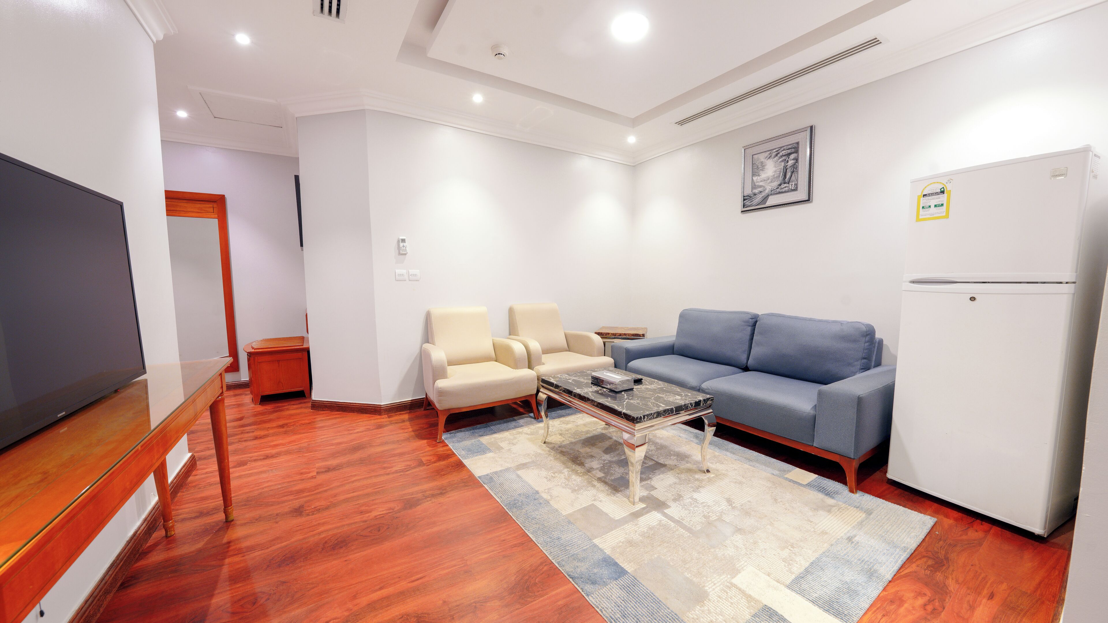 Deluxe One Bed Room King Bed | Zona de estar | Una televisión