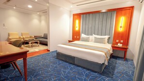 Deluxe One Bed Room King Bed | ตู้นิรภัยในห้องพัก, โต๊ะทำงาน, ห้องเก็บเสียง, เตารีด/โต๊ะรีดผ้า