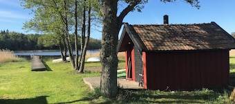 Charming cottage on horse farm with lake and sauna