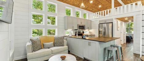 Kylskåp, mikrovågsugn, ugn och spishäll