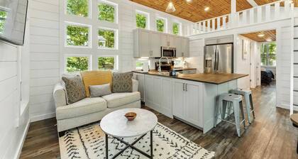 Bluebell Cottage with private fire pit!