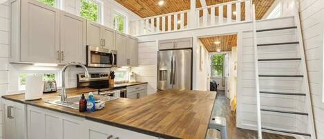 Kjøleskap, mikrobølgeovn, ovn og kokeplater