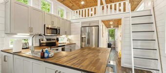 Secluded Bluebell Cottage with private fire pit!