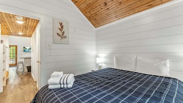 3 dormitorios, tabla de planchar con plancha, ropa de cama