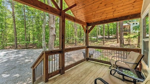 A wooden deck with a view of a forest. - Secluded Bluebell Cottage with Private Fire Pit! (Menlo)