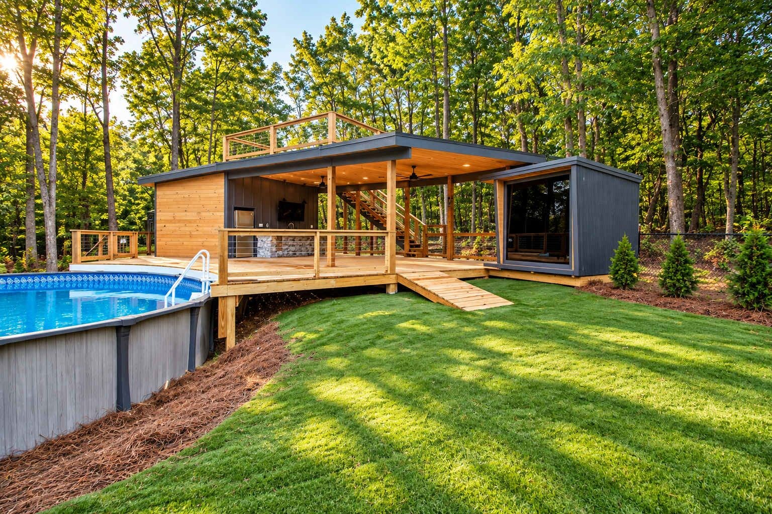 Une maison moderne dotée d’une piscine, d’une terrasse en bois et d’un espace extérieur couvert.