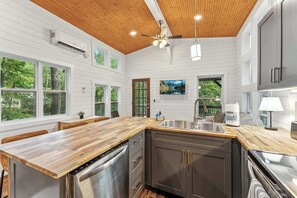 Jääkaappi, mikroaaltouuni, uuni, liesi