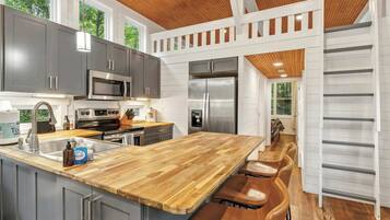 Frigorífico, microondas, horno y placa de cocina