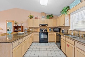 ثلاجة، ميكروويف، فرن، غسالة أطباق