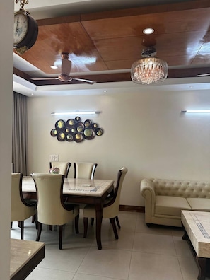 Apartment, 1 Bedroom, Accessible, Smoking | Dining room