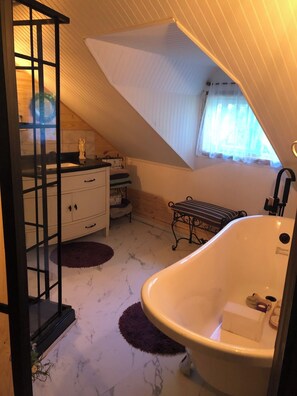 Hiustenkuivaaja, pyyhkeet, saippua, vessapaperi