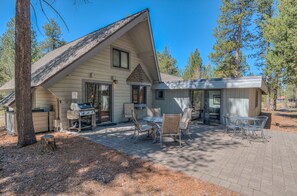 Outdoor dining - Perfect A/C Ski Cabin Walking Distance to Village Mall (Sunriver)