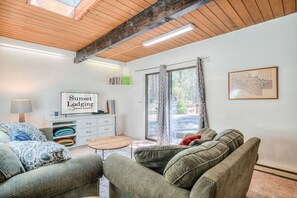 Smart TV, fireplace, DVD player, books - Perfect A/C Ski Cabin Walking Distance to Village Mall (Sunriver)