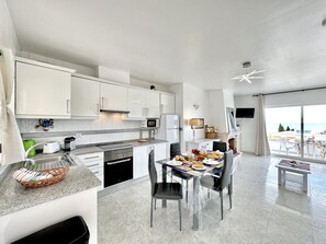 Microwave, dishwasher, coffee/tea maker, cookware/dishes/utensils - Albufeira Tropical View 2 by Homing (Albufeira)