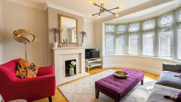 Télévision, lecteur de DVD, espaces bureaux