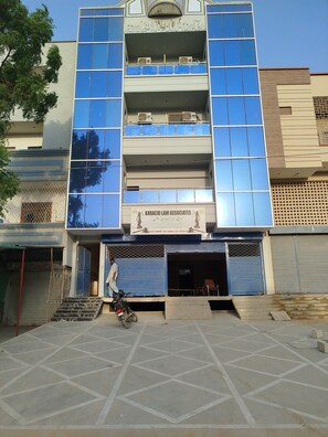 Front of property - Hotel Crown Plaza (Karachi)